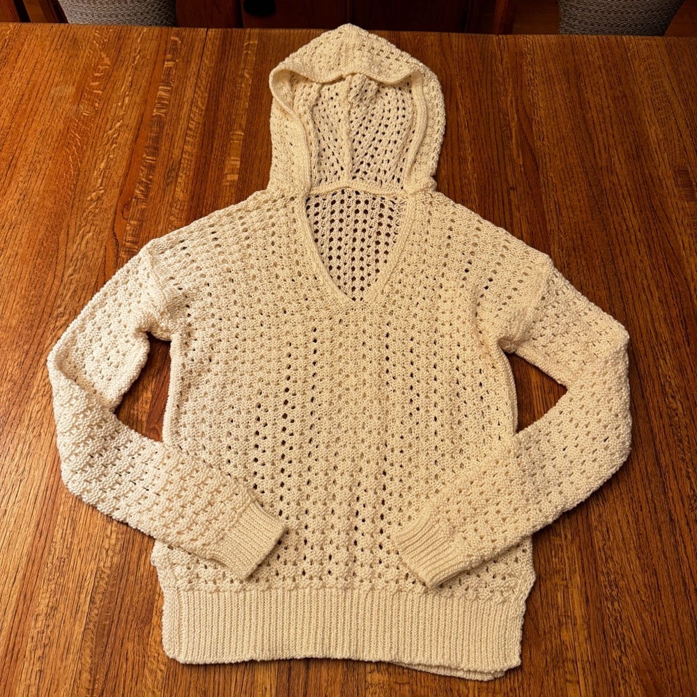 Women’s off white lightweight cable knit hooded sweater, size small